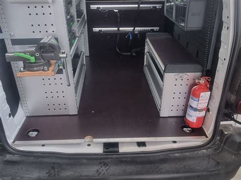 Esempio di allestimento interno furgone Fiat Doblò con scaffalature
