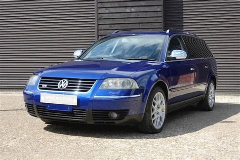 Volkswagen Passat B5.5 blu scuro in strada