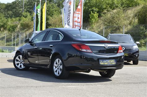 Opel Insignia 2.0 CDTI berlina in movimento