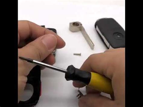 Tecnico che sostituisce guscio chiave auto