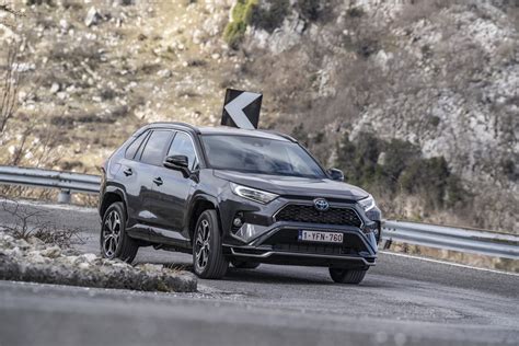 Toyota RAV4 in strada con evidenza della natura ibrida