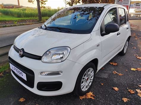 Fiat Panda Easy Bianca in contesto urbano