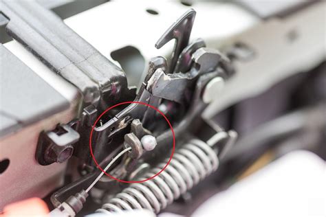 Dettaglio della leva di sgancio del cofano motore all'interno dell'abitacolo
