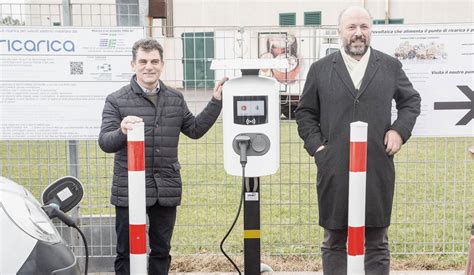 Infrastruttura di ricarica per veicoli elettrici presso l'uscita Modena Nord