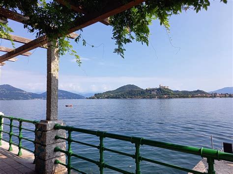 Panorama di Arona e del Lago Maggiore con moto in primo piano