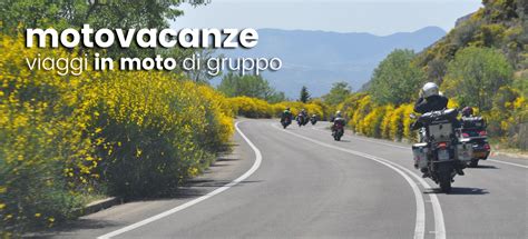 Motociclisti in viaggio lungo una strada panoramica del Lago Maggiore