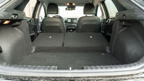 Sezione trasversale del bagagliaio della Kia XCeed mild hybrid con la batteria