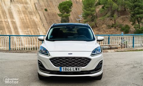Dettaglio griglia anteriore e fari della Ford Kuga Vignale