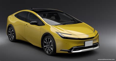 Toyota Prius in un contesto urbano verde