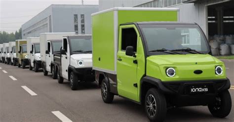 moderno veicolo commerciale elettrico in ambiente urbano