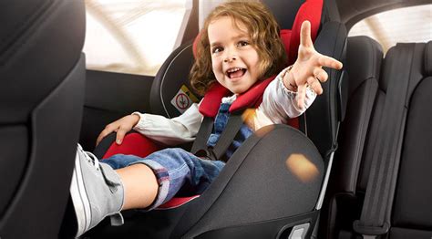 Bambini in auto con seggiolini