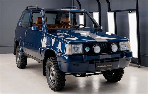 Interni personalizzati della Fiat Panda 4x4 di Garage Italia Customs con pelli pregiate e cuciture a contrasto