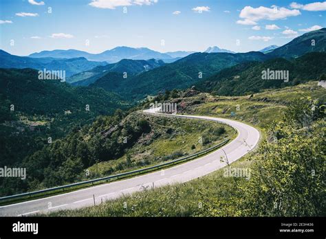 Vista panoramica di una strada di montagna, scenario di potenziale stress per il motore