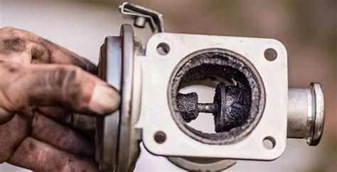 Valvola EGR intasata da depositi carboniosi