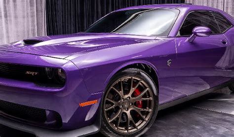 Auto sportive con vernice viola magenta