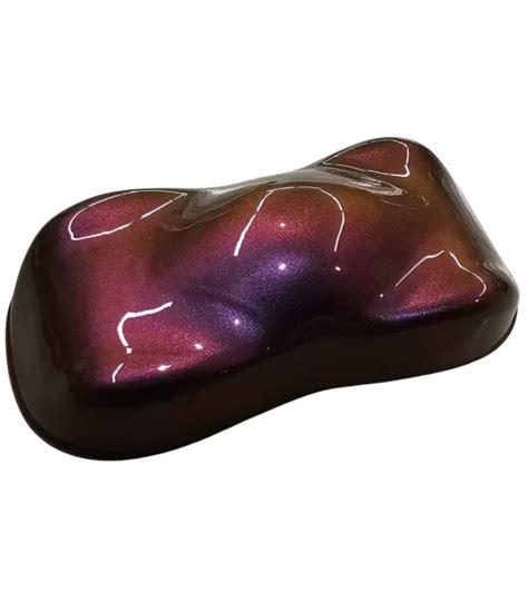 Dettaglio di un'auto con vernice viola magenta metallizzata