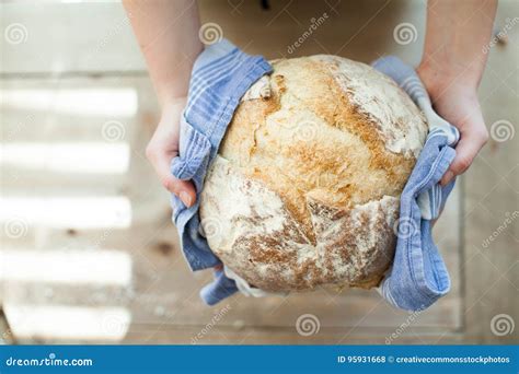 Mani che tengono pane