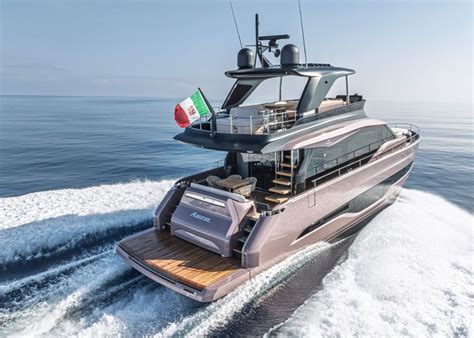 Yacht Cranchi con design elegante