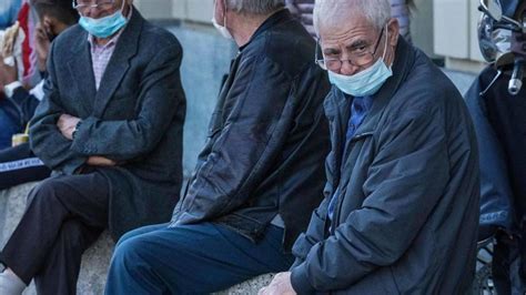 Volontari Auser che assistono anziani