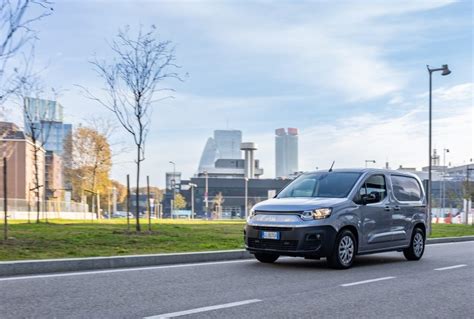 Fiat E-Doblò in contesto urbano