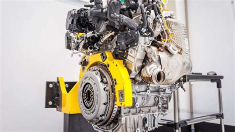 Motore Renault moderno con componenti elettronici in evidenza