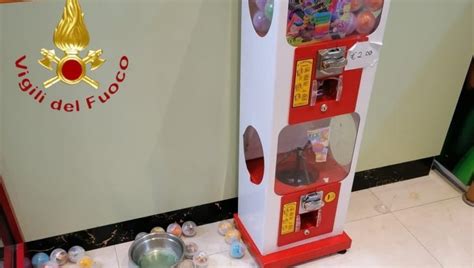 Interno di un distributore di palline