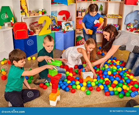 Bambini che giocano con un distributore di palline