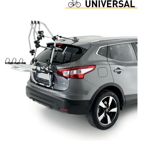 Persona che carica una bicicletta su un portabici posteriore di una Nissan Qashqai