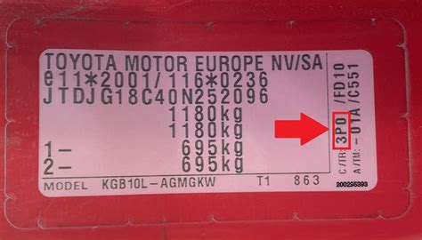 Schema che mostra le possibili posizioni della targhetta con il codice colore in una Toyota Aygo