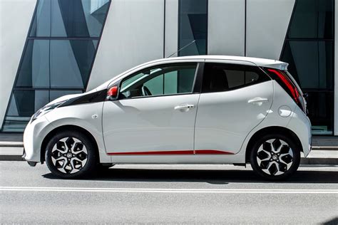 Un dettaglio della carrozzeria di una Toyota Aygo riparata con un ritocco quasi invisibile