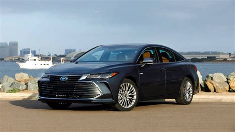 Toyota Avalon Hybrid in strada