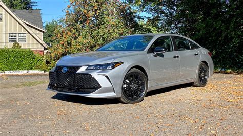 Toyota Avalon Hybrid su strada panoramica