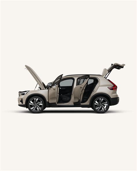 Vista laterale di una Volvo XC40 con interni personalizzati