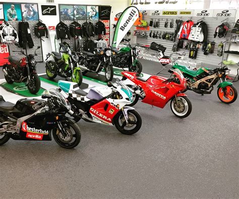 Interno di una concessionaria moderna con esposizione di modelli Aprilia