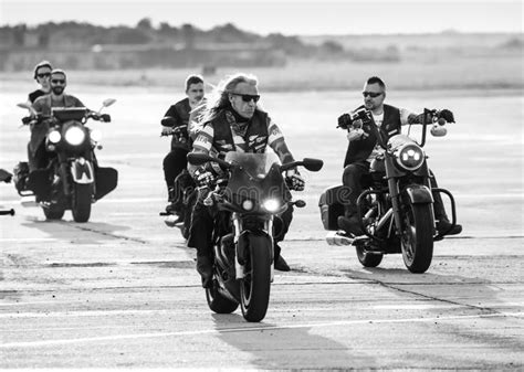 Dettaglio di un gruppo di motociclisti che condivide un momento di pausa