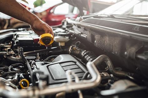 Meccanico che lavora su un motore Volkswagen