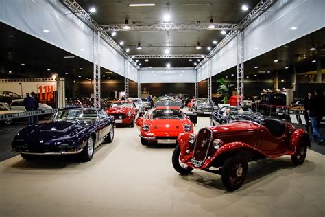 Immagine composita di auto e moto d'epoca in esposizione in un museo della Motor Valley