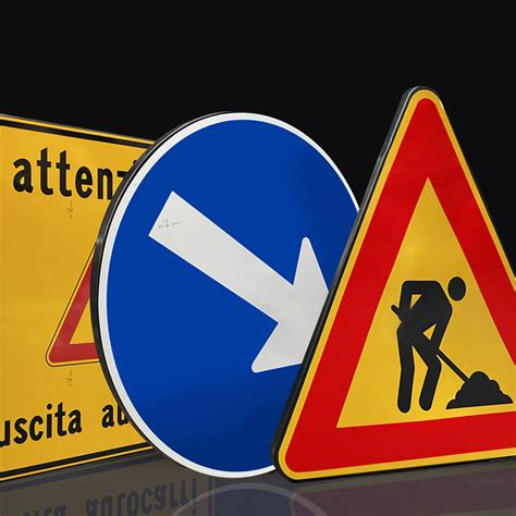 Panoramica di un'autostrada con cartelli di sicurezza stradale