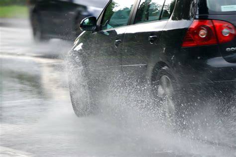 Auto che frena sul bagnato