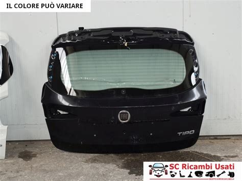 Dettaglio del portellone posteriore e della fanaleria verticale del Fiat Doblò