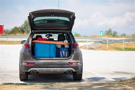 Bagagliaio auto con valigie