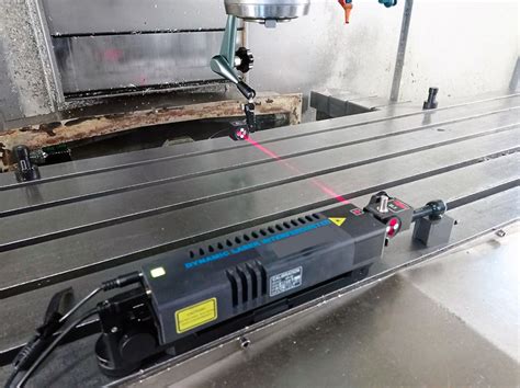 Meccanico che esegue la convergenza laser