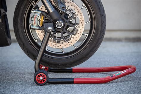 Moto sul cavalletto per manutenzione