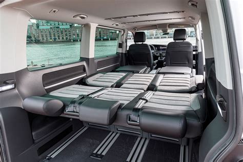 Interno Volkswagen Multivan T6 con sedili configurabili
