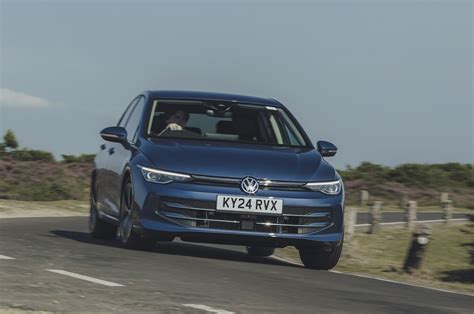 Volkswagen Golf e immagini di persone in momenti di vita significativi