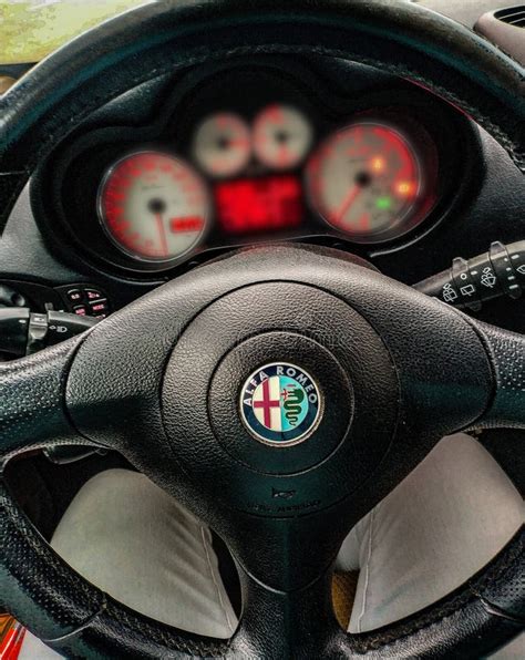 Alfa Romeo 147 con volante in primo piano