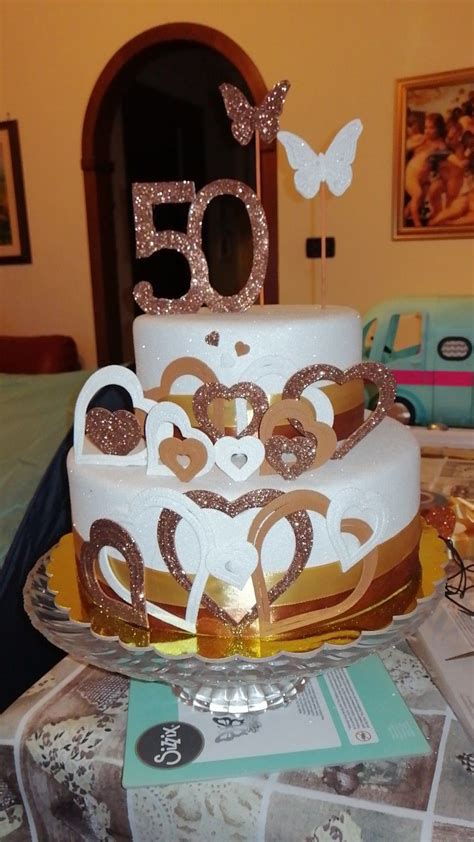 Torta di compleanno per 50 anni, decorata elegantemente