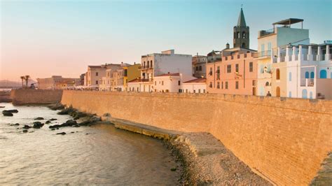 Vista aerea della città di Alghero con il mare sullo sfondo