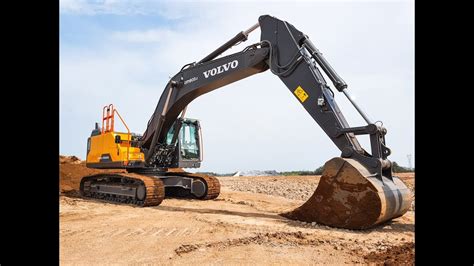 Escavatore Volvo al lavoro in un cantiere