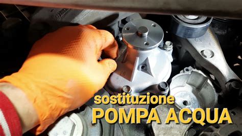 dettaglio tecnico di una pompa acqua automobilistica smontata